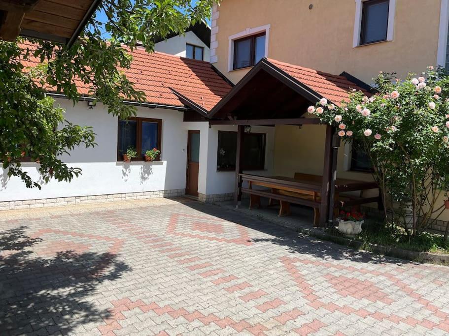 Room In Otocac Helena Exterior foto